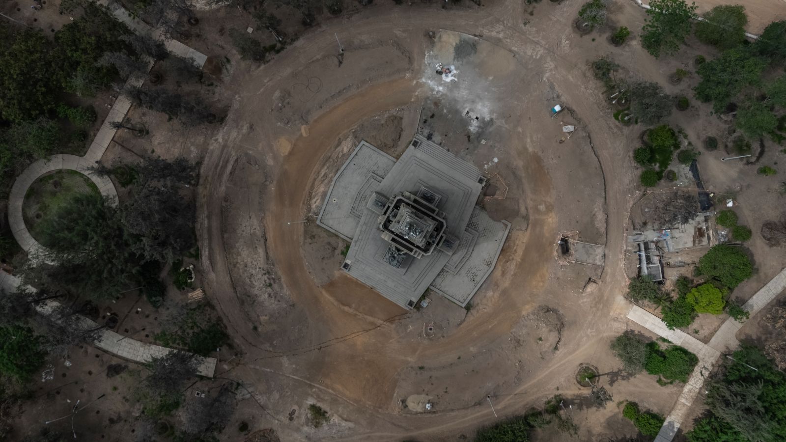 INCONCLUSO. A dos meses de la paralización de las obras, la remodelación del Campo de Marte ha dejado tras de sí intervenciones sin terminar y árboles muertos.