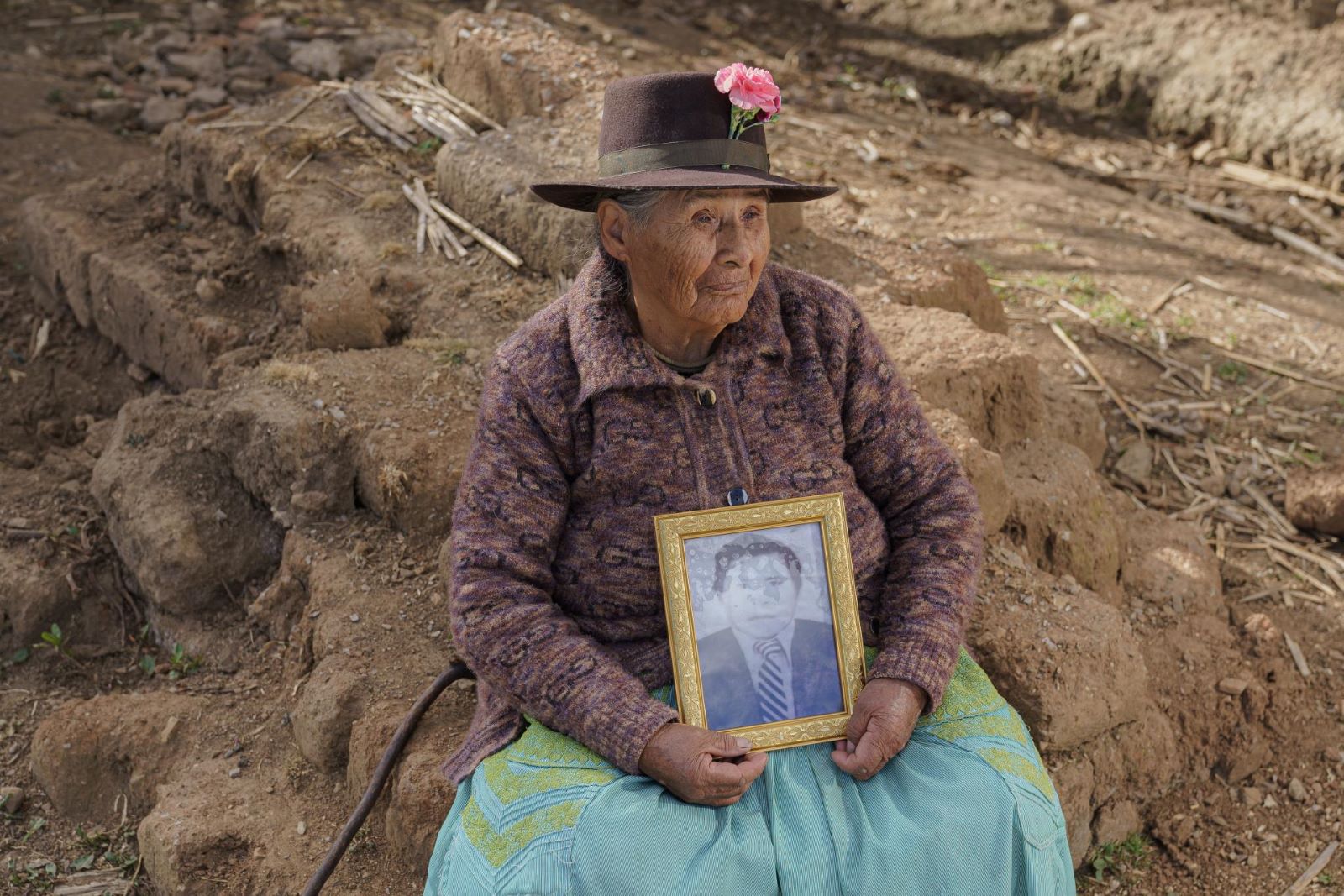 DEUDOS. Dolores Quispe de Baldeón (89) sostiene el retrato de su esposo Seferino Baldeón Palacios que fue asesinado por militares el 14 de agosto de 1985.