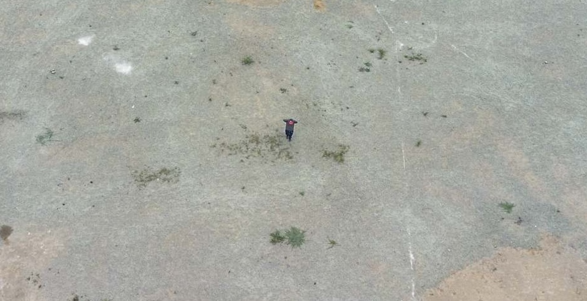 TERRENO. León López hace ejercicios sobre una superficie, cubierta de grava y tierra, en el parque Sinchi Roca.