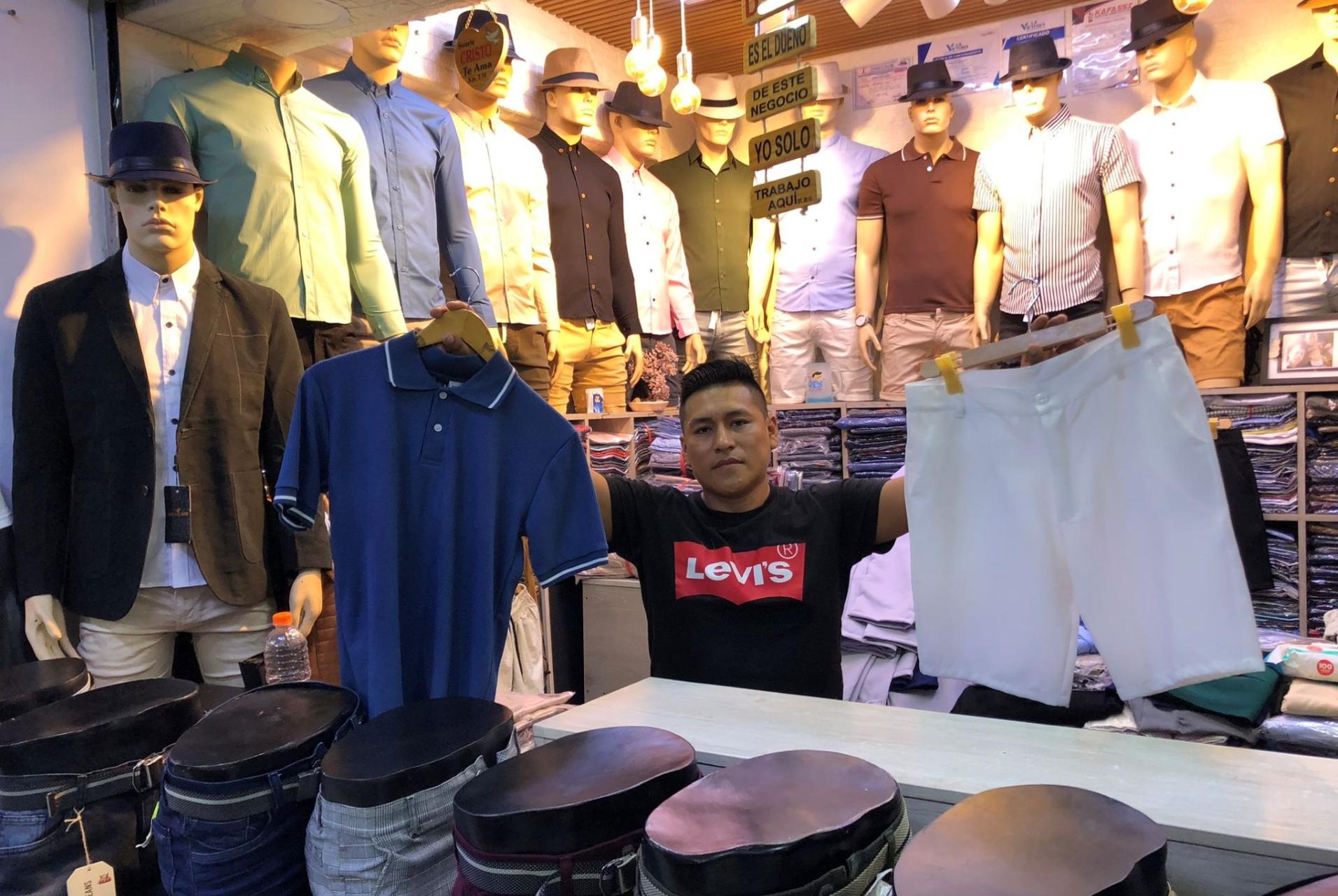 COMPETENCIA. Gabriel Quispe confecciona con materiales peruanos para garantizar la calidad pero debe competir con prendas importadas de bajo costo.