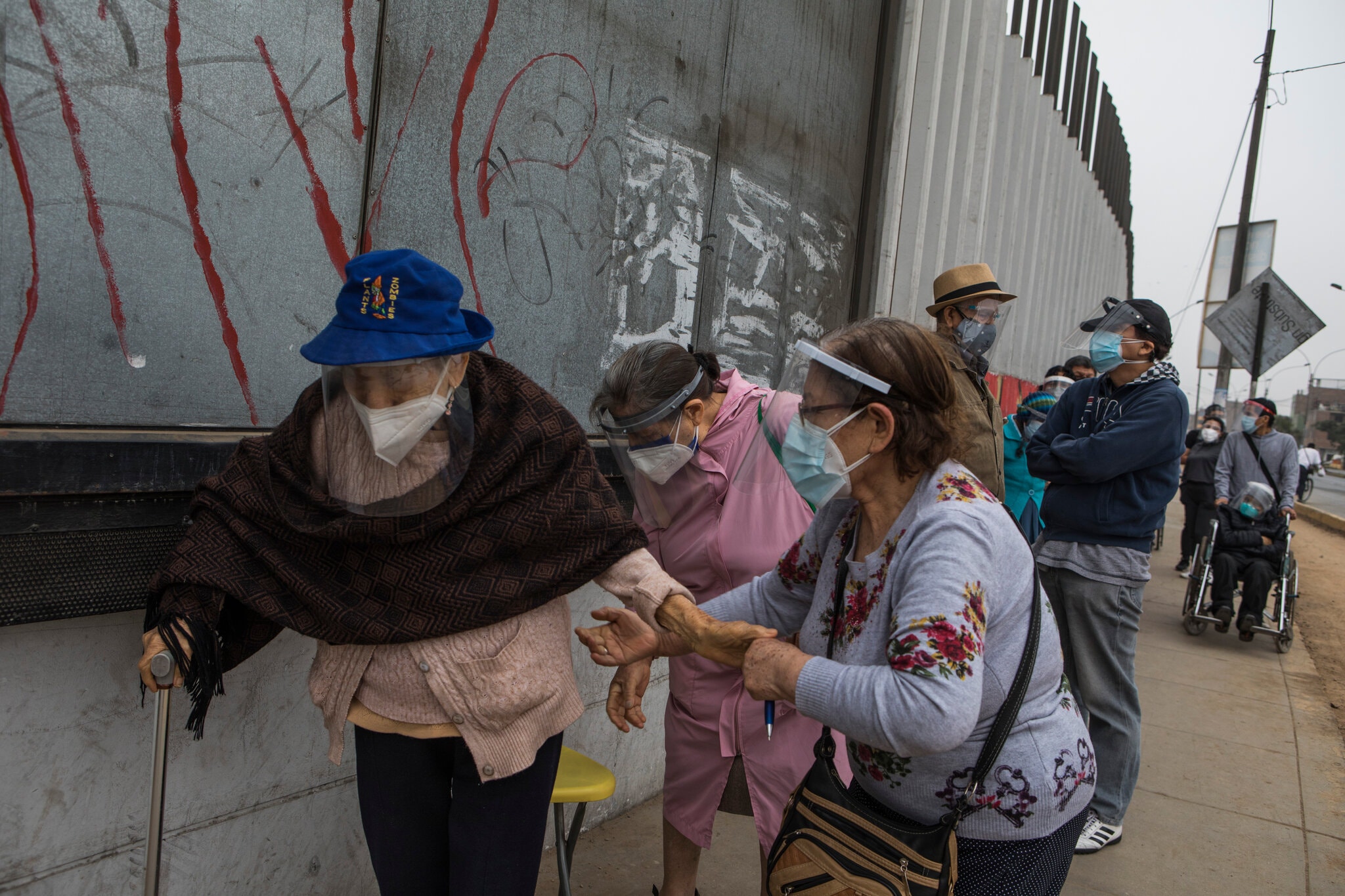 La fila de vacunación en Lima esta semana. Foto: Marco Garro para The New York Times