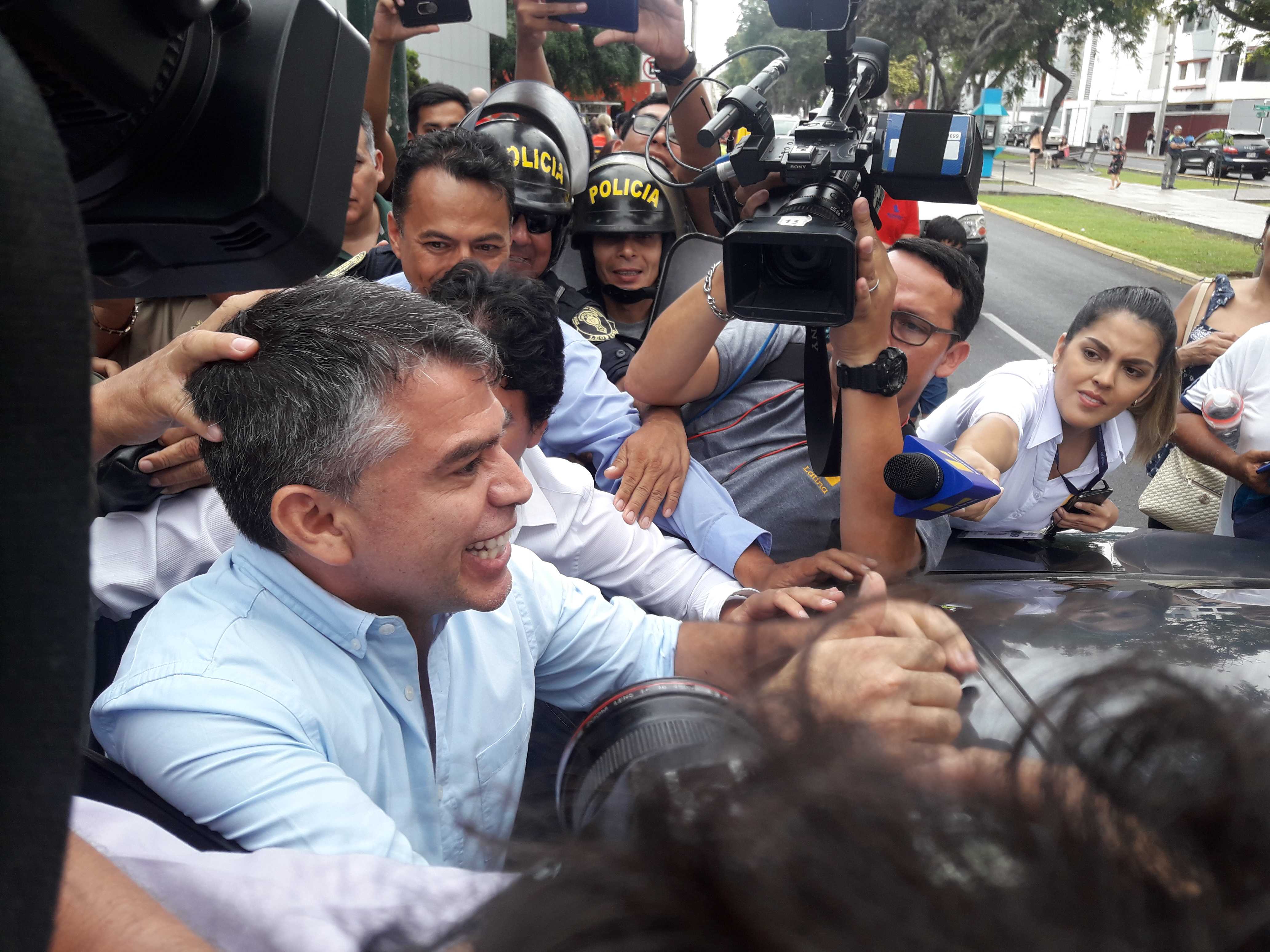 Fotografía de Julio Guzmán ingresando a su auto, luego de votar