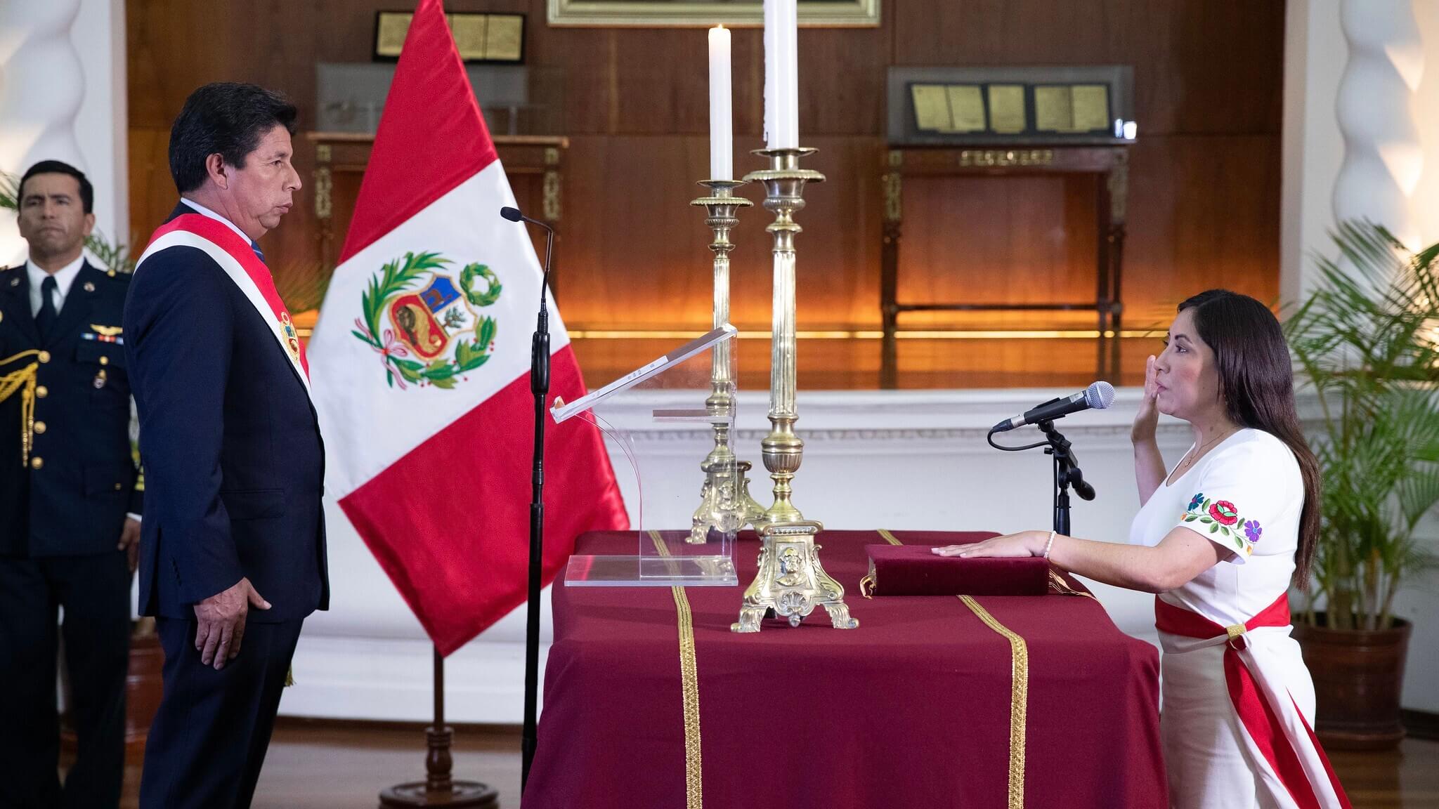 El presidente Pedro Castillo juramentando a su cuarta ministra de Salud: Kelly Portalatino Aválos, congresista de la bancada de Perú Libre