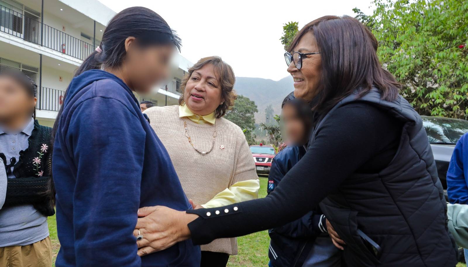 La congresista Milagros Jáuregui de Aguayo en el refugio La Casa del Padre