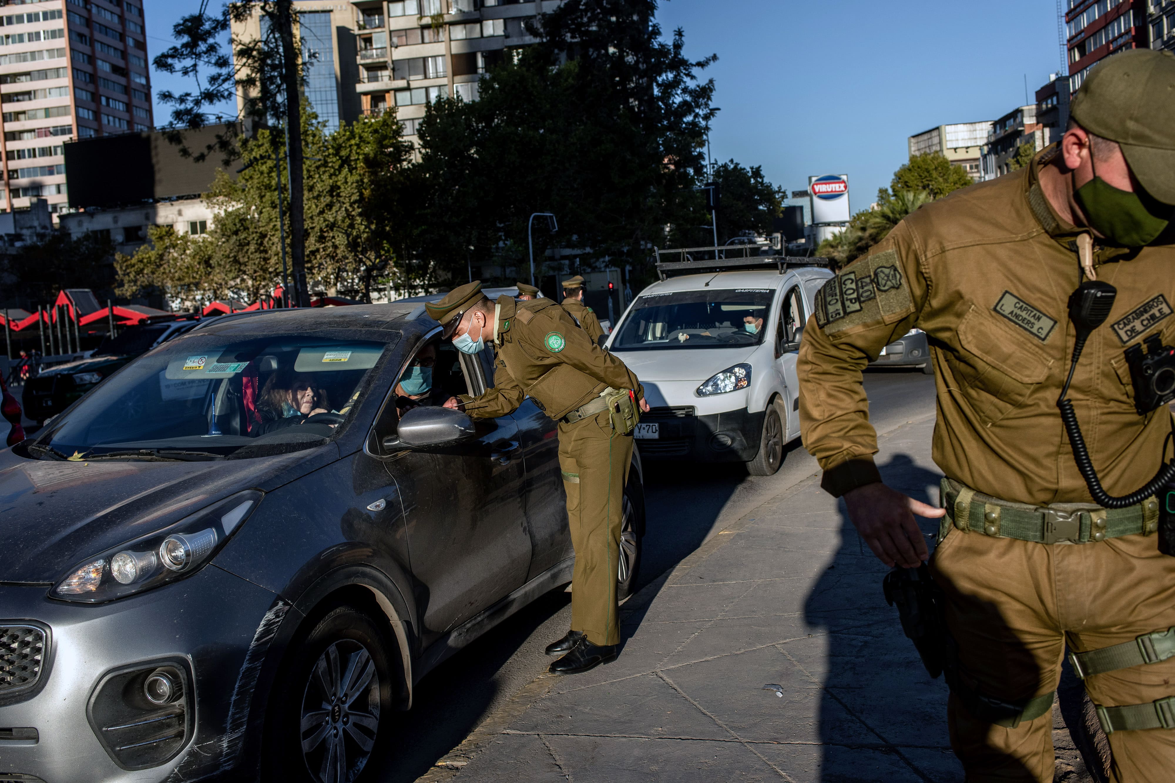 Agentes de policía realizan controles de vehículos para limitar la circulación durante el último confinamiento. Foto: Cristóbal Olivares para The New York Times