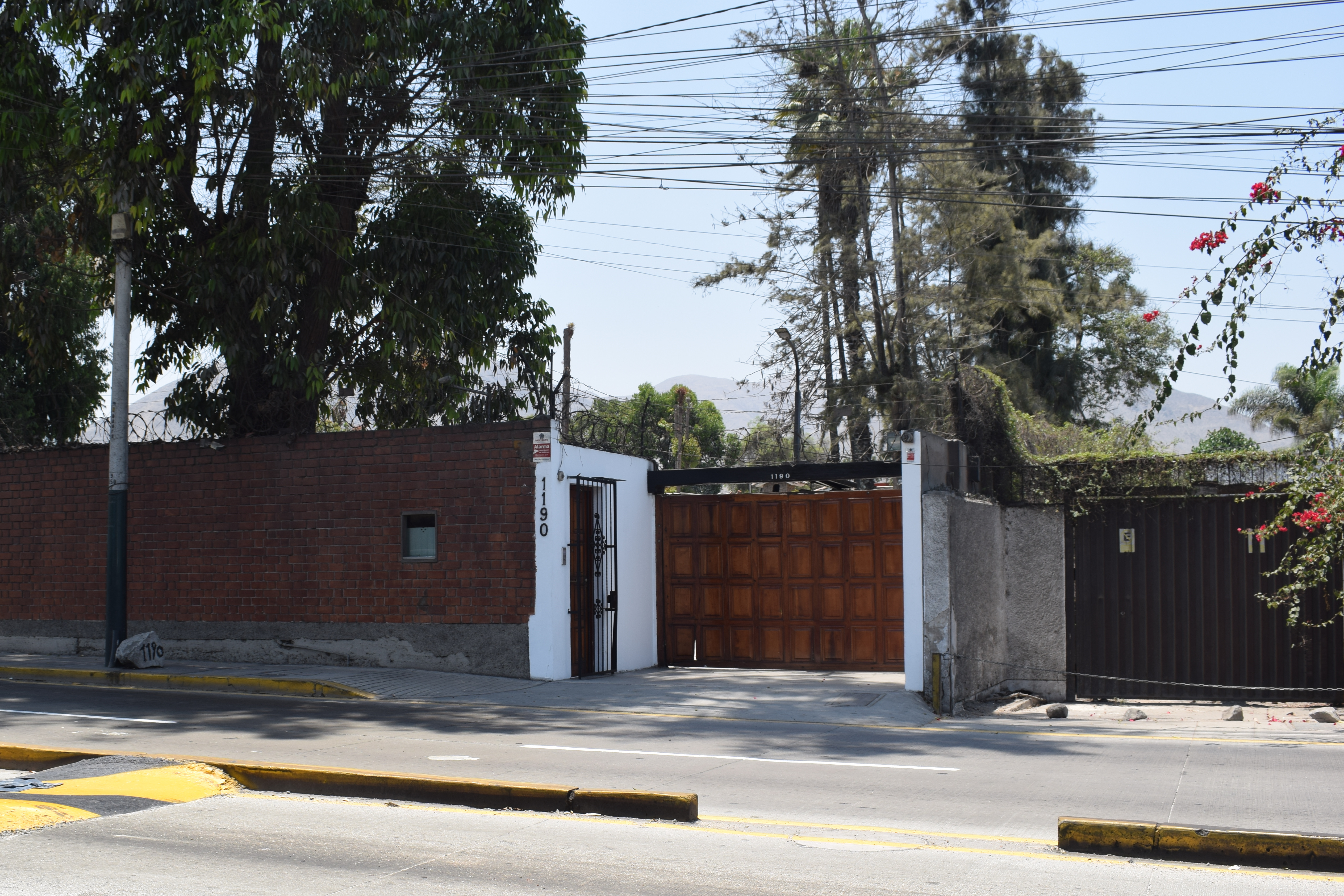 Fachada de la iglesia y centro de acogida La Casa del Padre, de la congresista Milagros Jáuregui de Aguayo.