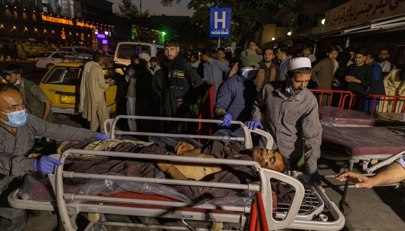 VÍCTIMAS. Personas que llegan a un hospital de Kabul para recibir tratamiento después de las explosiones. Foto: Victor J. Blue / The New York Times