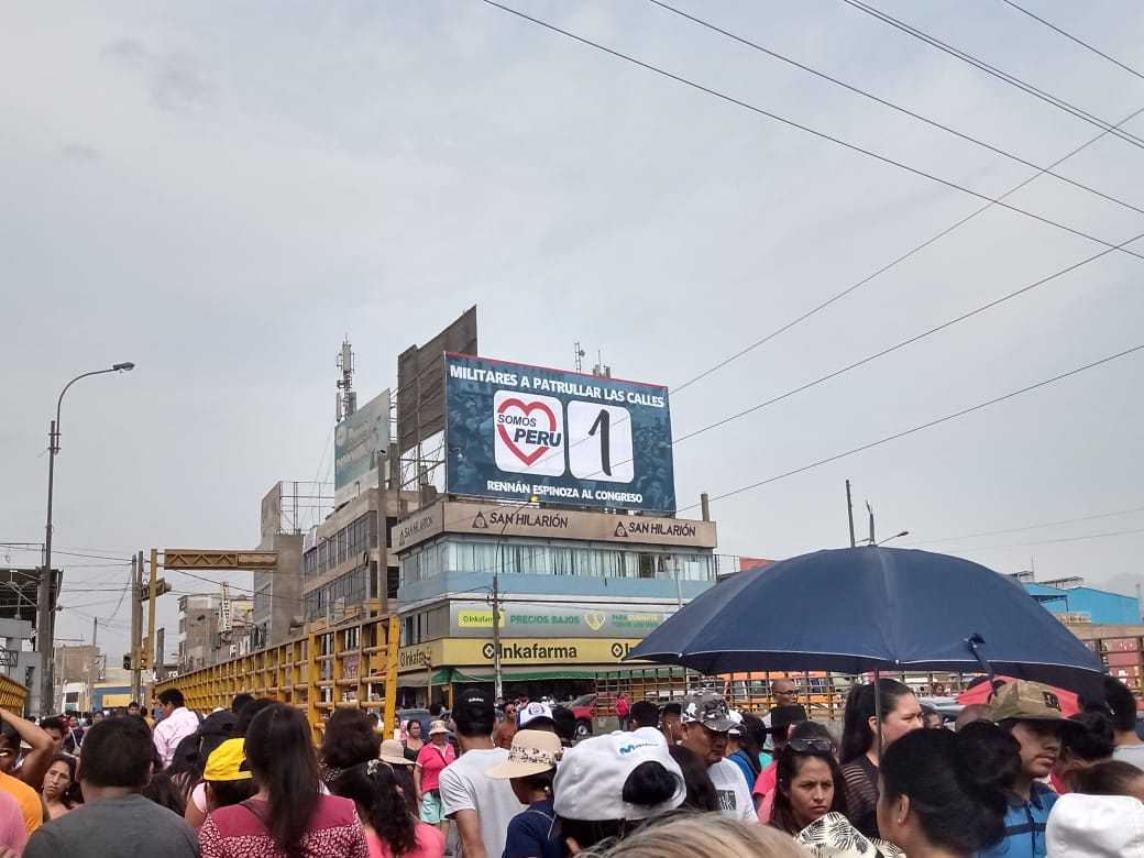 Propaganda política de Somos Perú cerca a un local de votación