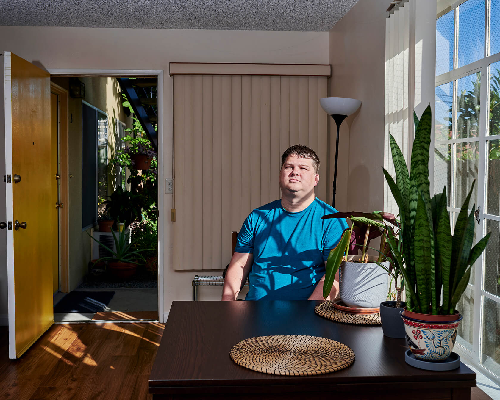 Joseph Norwood quien sufre de apnea del sueño posa para una foto en su casa.