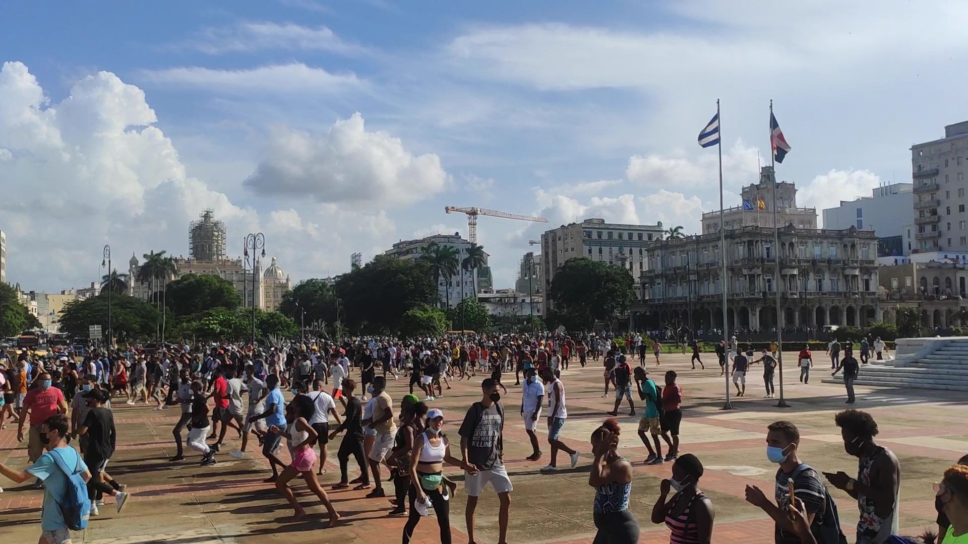 Miles de cubanos protestan en la Habana contra el régimen autoritario.