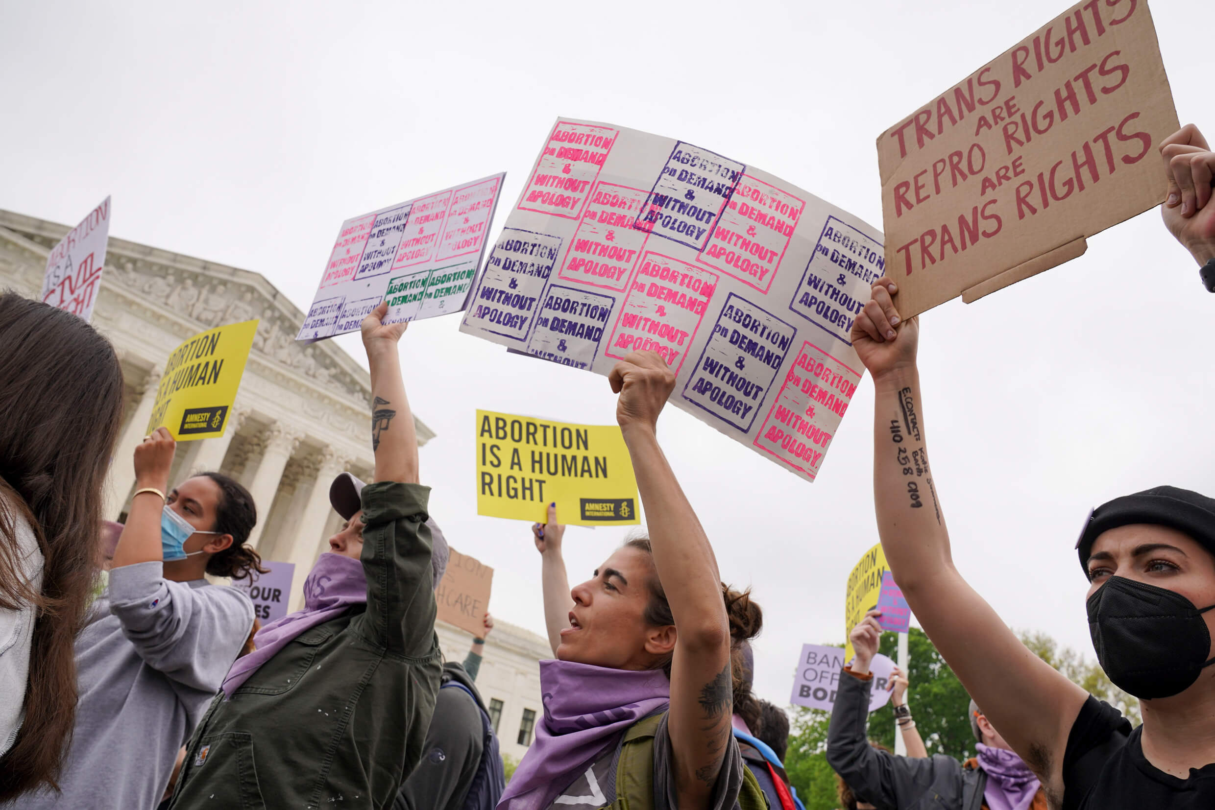 Mujeres protestan contra la decisión de la corte suprema de Estados Unidos de revocar derecho al aborto