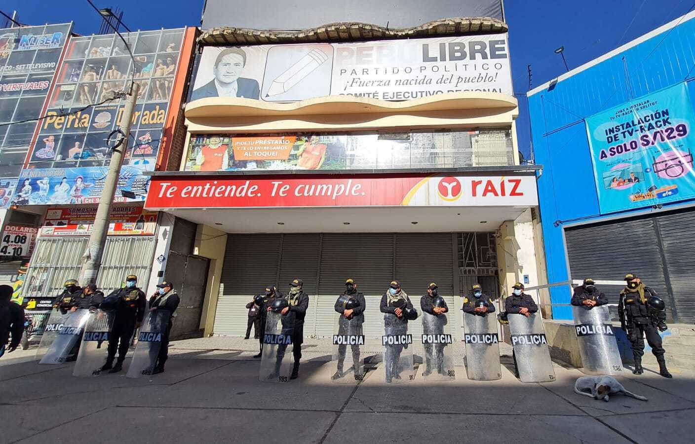 Fotografía de la intervención de la Fiscalía al local de Perú Libre en Junín.