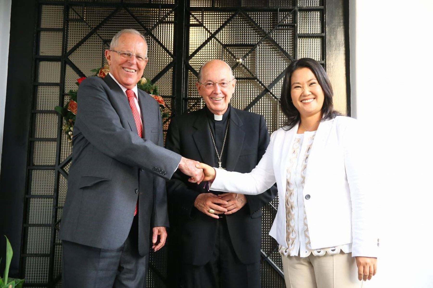 Fotografía de reunión entre Keiko Fujimori, Pedro Pablo Kuczysnki y Juan Luis Cipriani.