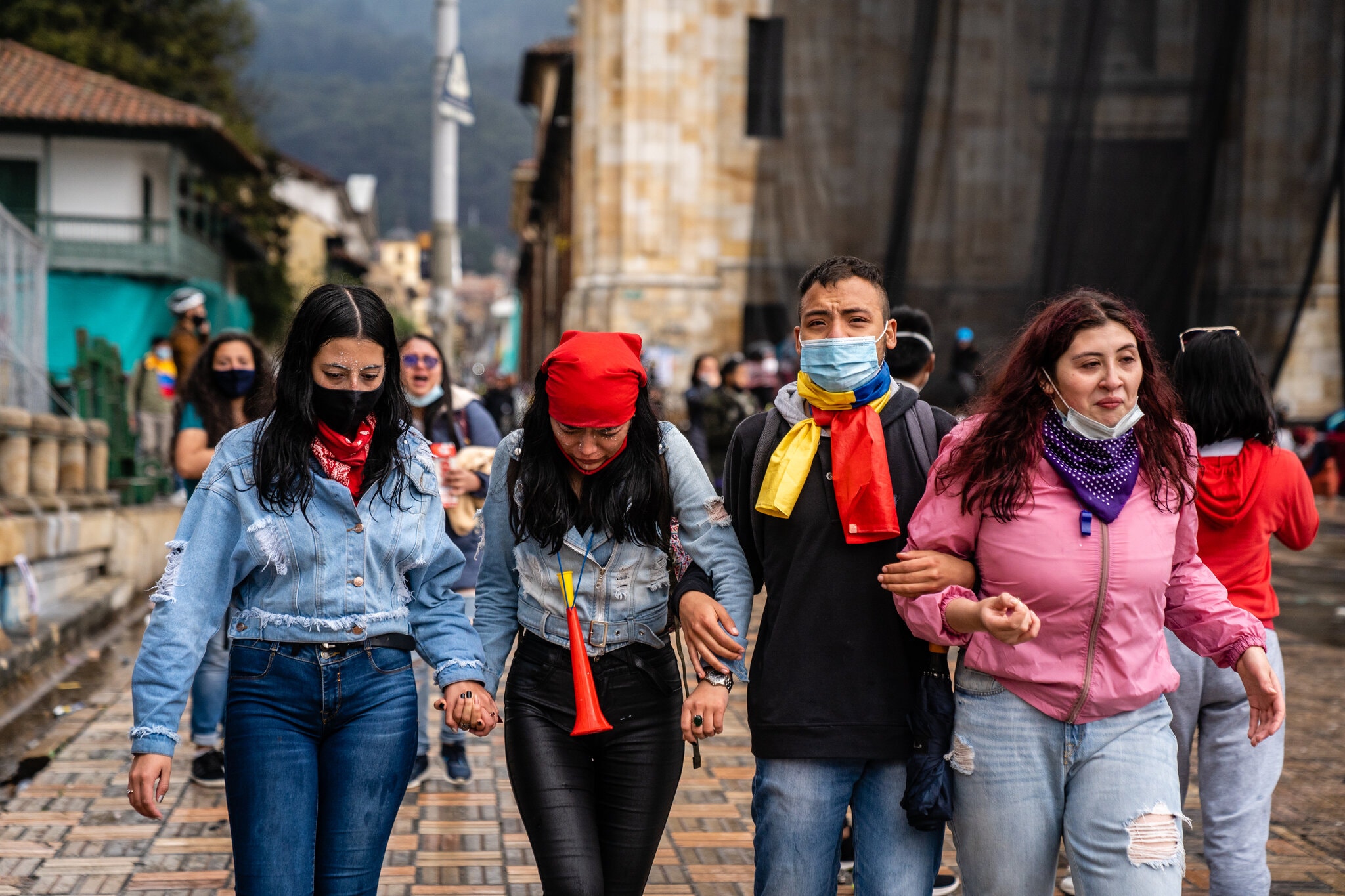 Víctimas de gases lacrimógenos durante los disturbios y las manifestaciones realizadas durante la semana pasada contra el gobierno colombiano, en Bogotá.Foto: Federico Rios para The New York Times