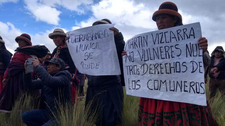 Fotografía de ciudadanos de Fuerabamba protestando contra la minera Las Bambas