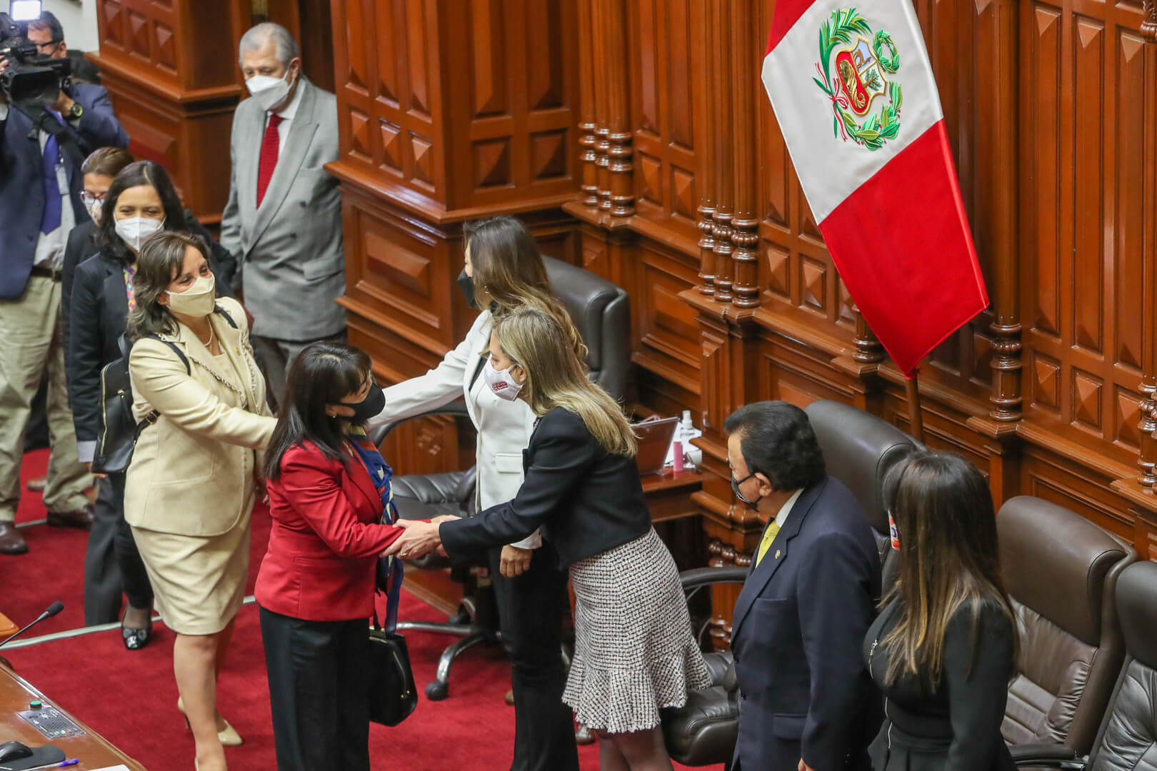 Fotografía de Mirtha Vásquez saludando a la Presidenta del Congreso.