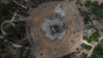 INCONCLUSO. A dos meses de la paralización de las obras, la remodelación del Campo de Marte ha dejado tras de sí intervenciones sin terminar y árboles muertos.