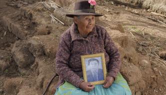 DEUDOS. Dolores Quispe de Baldeón (89) sostiene el retrato de su esposo Seferino Baldeón Palacios que fue asesinado por militares el 14 de agosto de 1985.