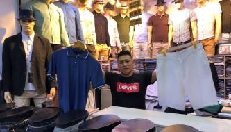 COMPETENCIA. Gabriel Quispe confecciona con materiales peruanos para garantizar la calidad pero debe competir con prendas importadas de bajo costo.