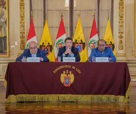 NEXOS. De izquierda a derecha, Raúl Fernández, Renzo Reggiardo y Hans Caiazza presentan las acciones legales por temas electorales. Los dos primeros son militantes de Renovación Popular.