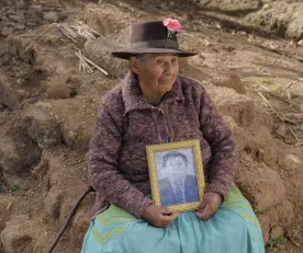 DEUDOS. Dolores Quispe de Baldeón (89) sostiene el retrato de su esposo Seferino Baldeón Palacios que fue asesinado por militares el 14 de agosto de 1985.