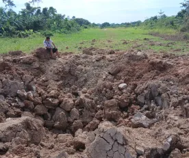 CRÁTERES. Un miembro de la comunidad de San Luis de Charasmana sentado en uno de los cráteres causados por el operativo del 11 de agosto.