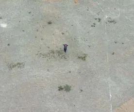 TERRENO. León López hace ejercicios sobre una superficie, cubierta de grava y tierra, en el parque Sinchi Roca.