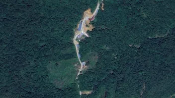 BASE. Fuerzas especiales de la Policía peruana intervinieron un campamento minero en la frontera amazónica con Ecuador y hallaron fusiles, pistolas y granadas.