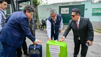 ENTREGA. El embajador Pedro Bravo (con lentes negros) recibió las actas de Mendoza, en Argentina, uno de los tres países con mayor presencia de peruanos en el exterior.