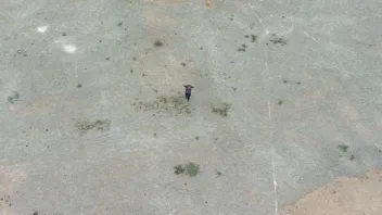 TERRENO. León López hace ejercicios sobre una superficie, cubierta de grava y tierra, en el parque Sinchi Roca.