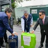 ENTREGA. El embajador Pedro Bravo (con lentes negros) recibió las actas de Mendoza, en Argentina, uno de los tres países con mayor presencia de peruanos en el exterior.