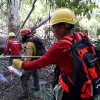 ACCIÓN. Brigadistas asháninkas participan con mochilas de agua en el cese de la práctica de quema controlada.
