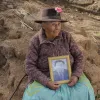 DEUDOS. Dolores Quispe de Baldeón (89) sostiene el retrato de su esposo Seferino Baldeón Palacios que fue asesinado por militares el 14 de agosto de 1985.