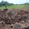 CRÁTERES. Un miembro de la comunidad de San Luis de Charasmana sentado en uno de los cráteres causados por el operativo del 11 de agosto.