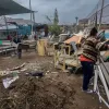 PÉRDIDAS. Personal de la Institución Educativa Miguel Grau 6403 de Villa El Salvador retira el mobiliario dañado por las últimas lluvias.