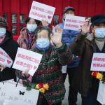 DE ALTA. Pacientes recuperados de Covid-19 agradecen a los trabajadores médicos del Segundo Hospital Xiangya de la Universidad Centro-Sur en China. 