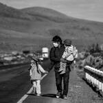 EXPUESTOS. Una familia se marcha de Arequipa hacia Cusco por la carretera, cansada de esperar que las autoridades envíen buses para recogerlos 