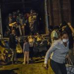 TRASBORDO. Todo vehículo sirve para avanzar un poco más en su travesía.