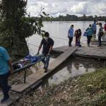 TARDE. Una mujer que perdió a su bebé debido a la falta de una oportuna atención médica es trasladada al hospital de Santa Clotilde, en el río Napo. 