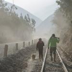 Fernando Condori y su hijo retornan a su hogar luego de una jornada en la chacra. Antes trabajaba como guía de turismo.
