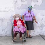 MATRIARCA. Carmen Palomino, apurimeña, quechuahablante, de 102 años, posa al lado de su hija, Asunta Zegarra, de 66.