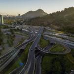 CONFINAMIENTO. Una carretera casi vacía durante una orden de cuarentena total en Santiago de Chile el fin de semana pasado. 