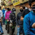 INDIA. Ciudadanos del sur de Delhi hacen largas colas para llenar sus tanques de oxígeno.