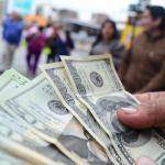 El BCRP tiene mecanismos para promover la estabilidad, como la compra y venta de dólares de sus reservas a los bancos comerciales, para suavizar las fluctuaciones en el precio de la moneda.