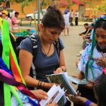 TRABAJO COLABORATIVO. Narel Paniagua y algunas mujeres indígenas Lamas leyendo los libros producidos en conjunto sobre el uso de palmeras.