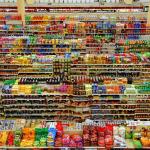 RIESGOS A LA SALUD. La publicación cuestiona a la industria de ultraprocesados por inundar el mercado con productos baratos y hiperpalatables que no son nutritivos.