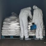 TÓXICO. Para la inspección del contenedor incautado con mercurio, el personal de la Sunat tuvo que protegerse de los efectos nocivos de esta sustancia química.