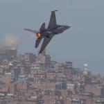 RUIDO. En la semana en que la compra de cazas F-16 desató una crisis política en el país, las aeronaves sobrevolaron Lima antes de participar en un festival de la Fuerza Aérea del Perú.