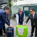 ENTREGA. El embajador Pedro Bravo (con lentes negros) recibió las actas de Mendoza, en Argentina, uno de los tres países con mayor presencia de peruanos en el exterior.