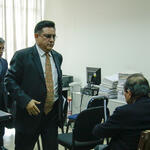 QUERELLA. Miguel Arévalo, quien se presenta como ciudadano de EE.UU., abandona la sala de audiencias del Poder Judicial al finalizar la diligencia contra Óscar Castilla y Edmundo Cruz, ambos a la derecha.